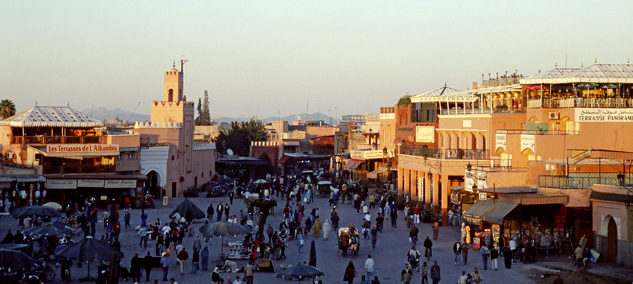 mar04_9_011 pano.jpg - Sous, octobre-novembre 2004 Marrakech la place Djma El Fna en fin d'après-midi. Les tables et les étals se préparent pour le coucher du soleil, fin du jeûne journalier du ramadan 